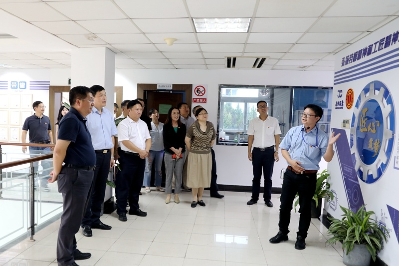 2020年7月29日，时任浙江省政协常委、社法委副主任、省总工会副主席、一级巡视员董建伟莅临景兴纸业调研新时代工匠培育工作